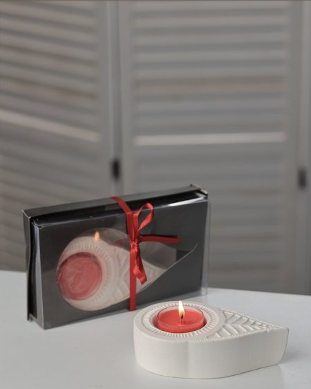 شمعة مع قالب شكل ووقة